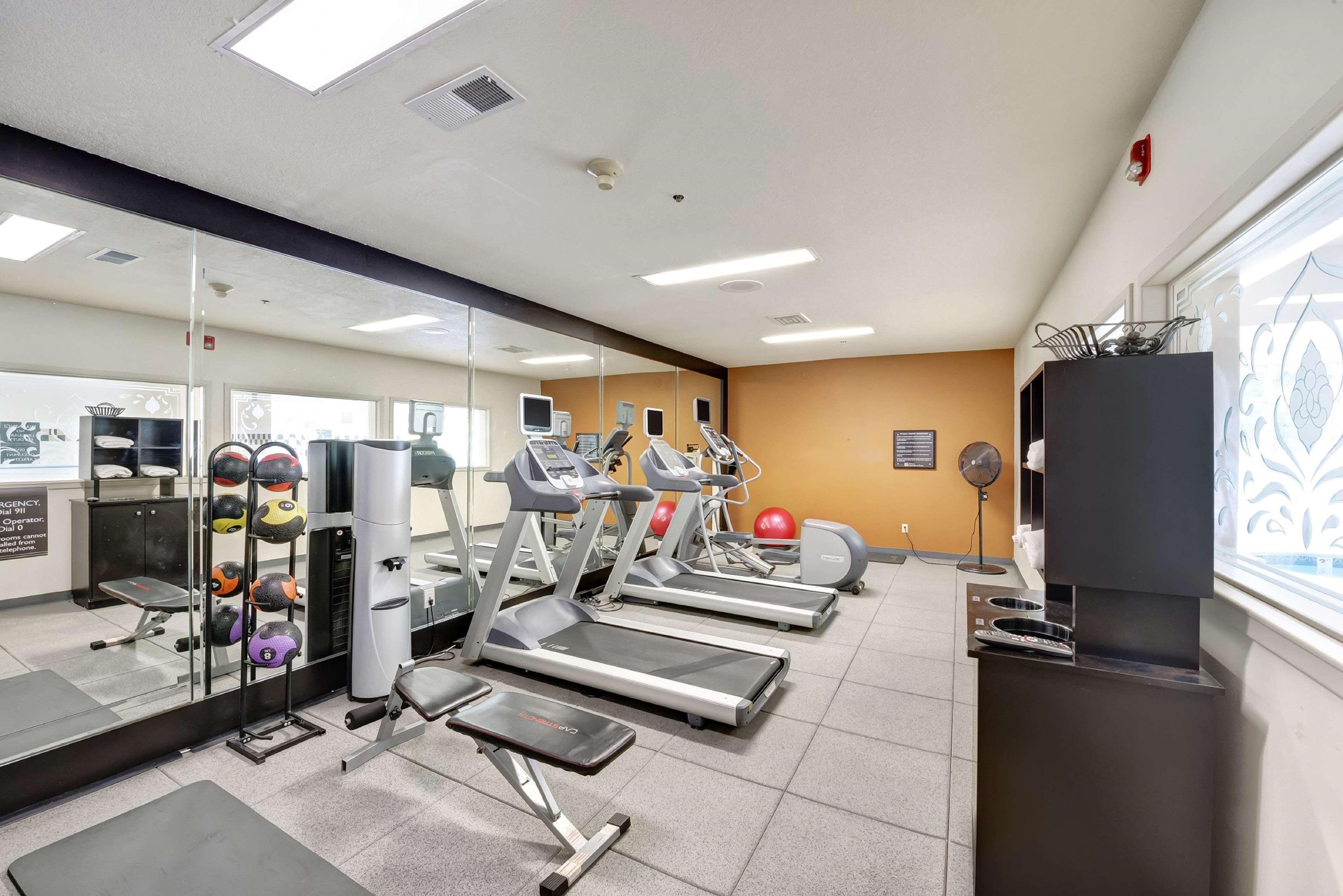 Hilton Garden Inn Portland Airport Exterior photo