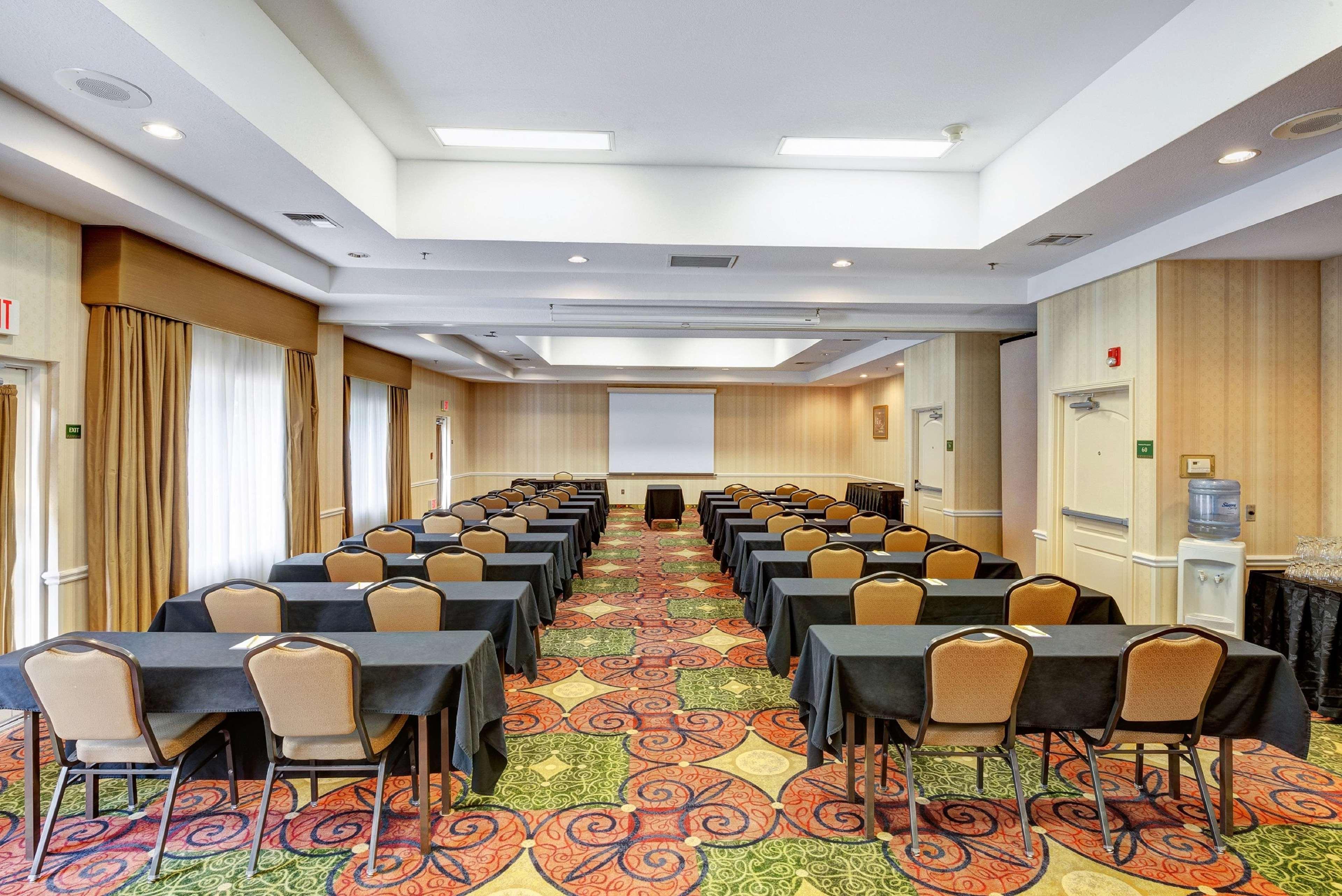 Hilton Garden Inn Portland Airport Exterior photo