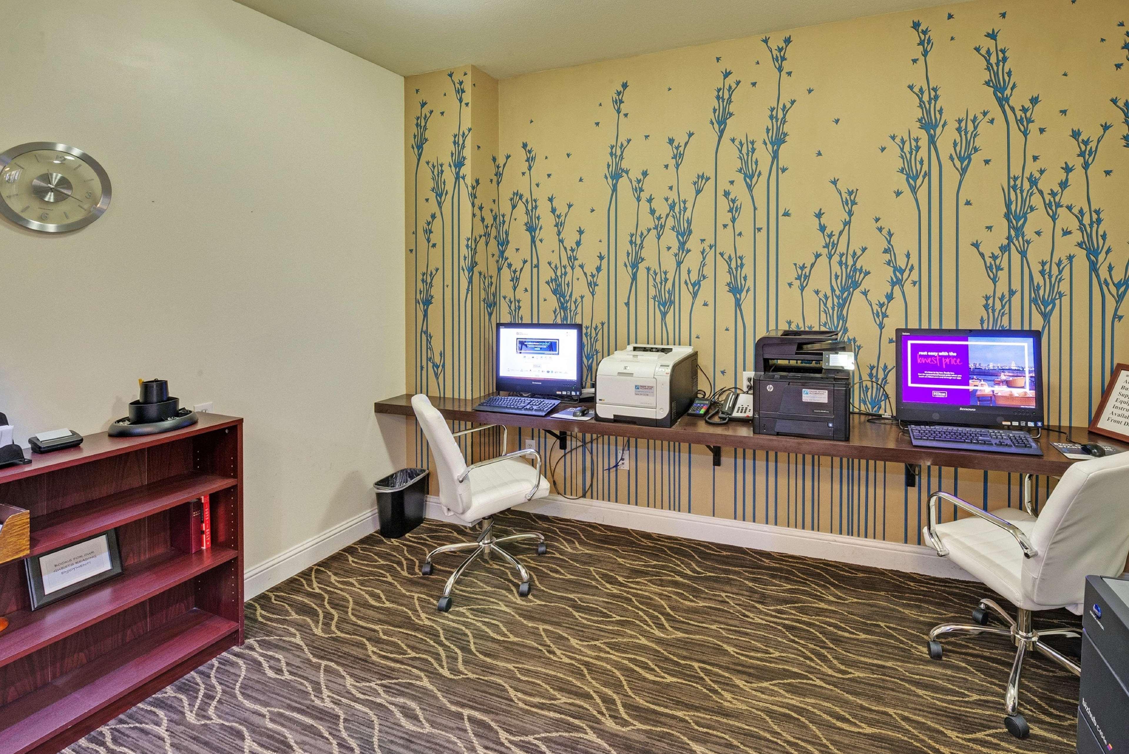 Hilton Garden Inn Portland Airport Exterior photo