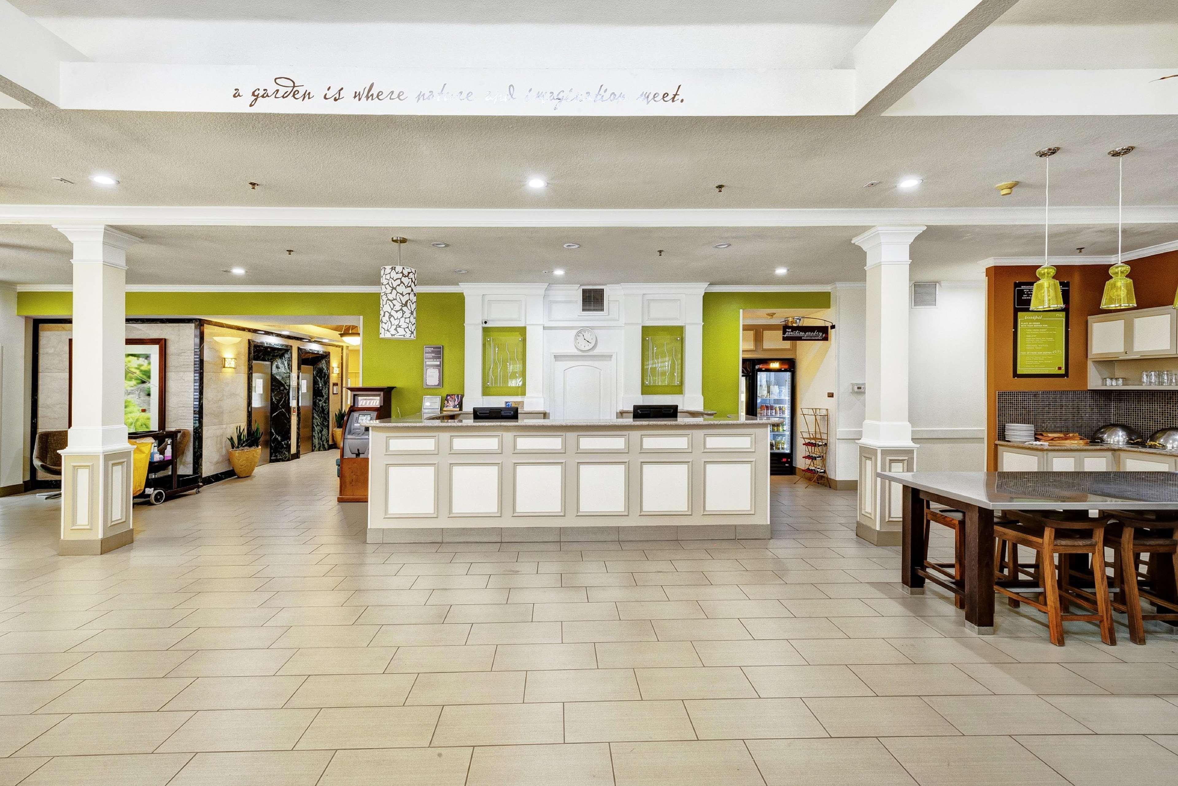 Hilton Garden Inn Portland Airport Exterior photo