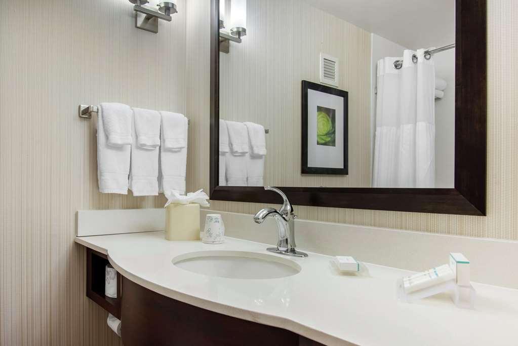 Hilton Garden Inn Portland Airport Exterior photo