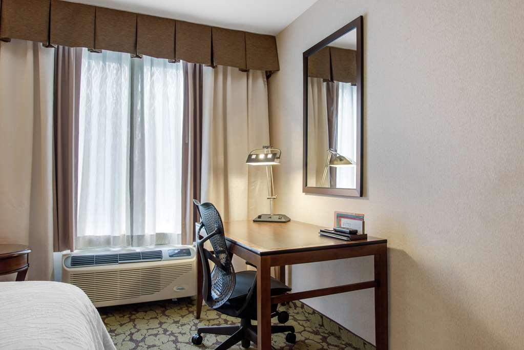 Hilton Garden Inn Portland Airport Room photo