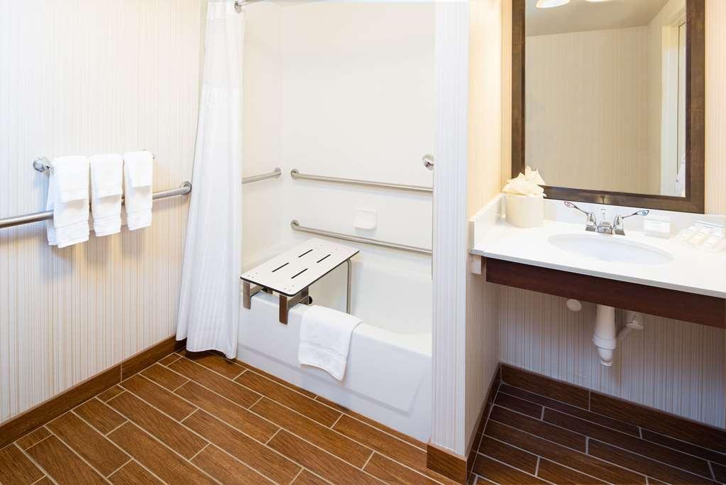 Hilton Garden Inn Portland Airport Exterior photo