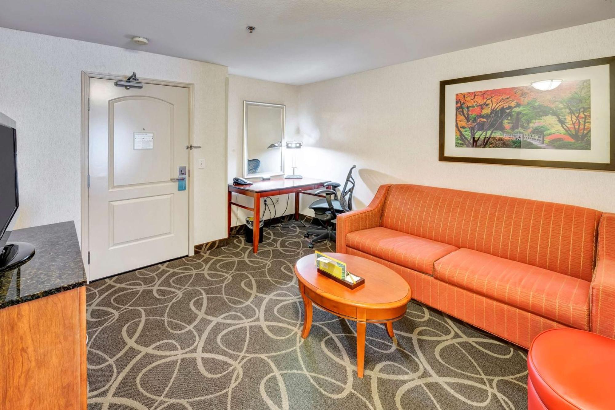 Hilton Garden Inn Portland Airport Exterior photo
